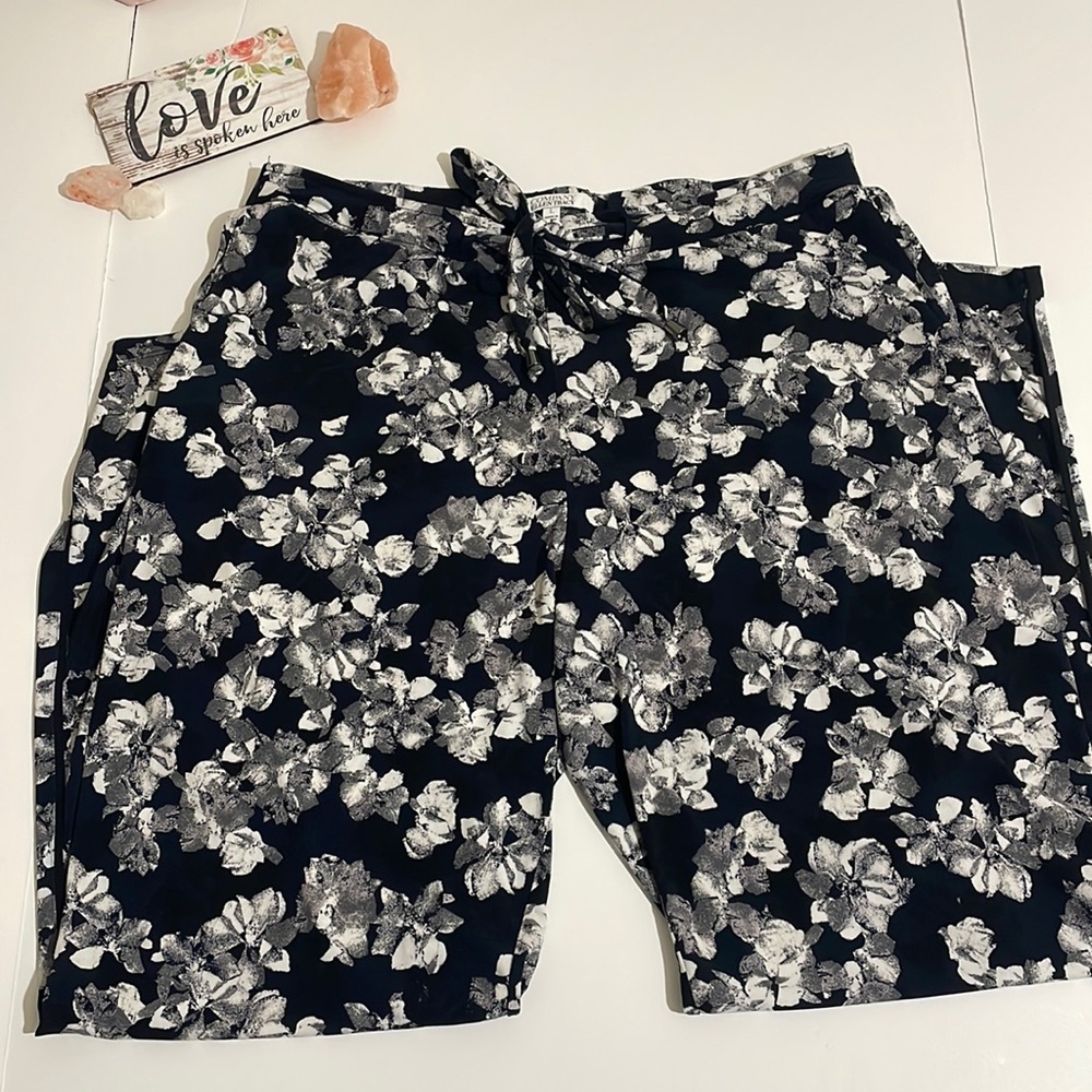 EUC  Ellen Tracy wide leg flowy flowery L trousers